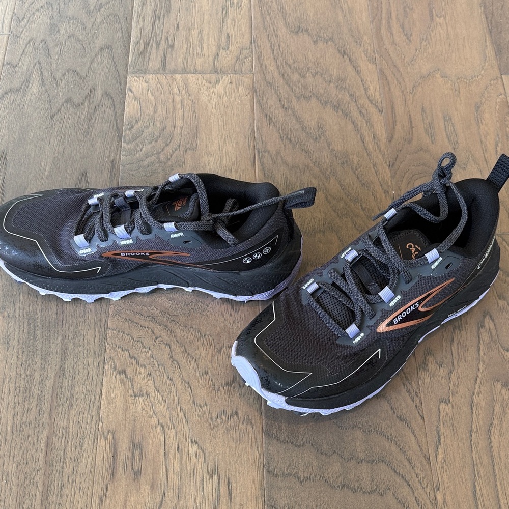 Brooks womens Black Athletic Shoes 6 cascades hiking like new